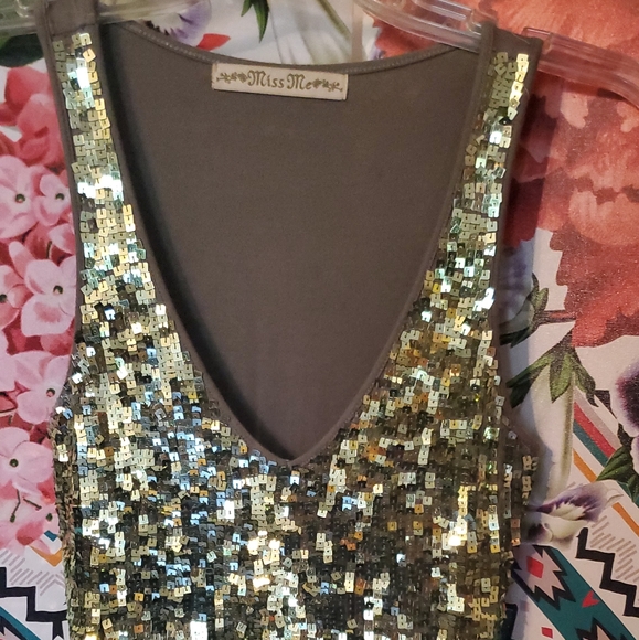 Sequin V-Neck - Picture 5 of 5